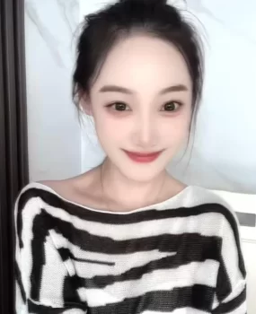 外表甜美床上很风骚