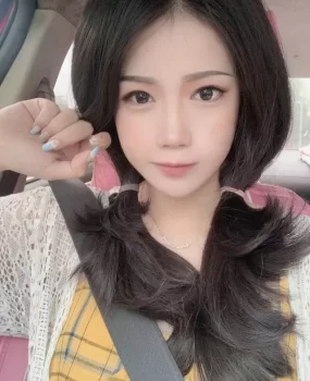 金水路可爱小妮子