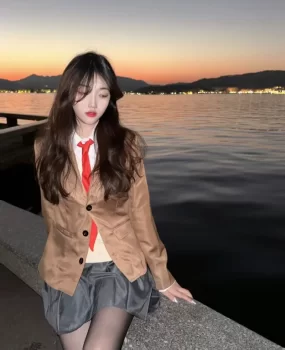 西湖偶遇暑假出玩的制服清纯学妹