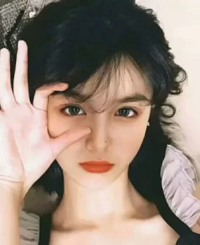 高颜值萝莉妹子，刚下水