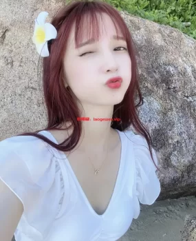 19岁粉嫩小妹，出水很多