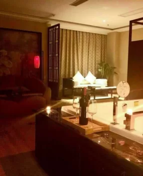 芝罘落地窗爆操极品S身材