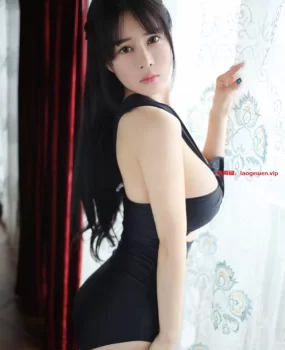 淄博玩一字马舞蹈小姐姐