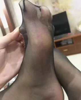 丝袜美脚，挺骚的。长得也不错